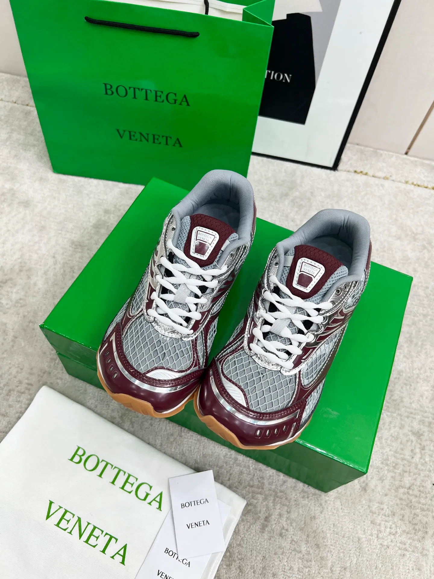 P540. Top version (couples model) Bottega Veneta Bottega Veneta 23ss autumn and winter show BV Orbit sneakers Wang Yibo's same style couples casual shoes dad shoes! Runner sneakers! Original purchase and development!  Made of original lightweight technical mesh fabric, the same as the original version! The process is complicated!  Paired with a rubber outsole designed with a geometric pattern, the high version of the Wang Zha series is actually much taller, but the legs still look slim. Very nice. Durable and playable, standard and version-matching shoe package technology, look for high-end versions. The original outsole is exclusively molded, and the color-blocked TPU outsole is used. The material and weight are the same as the original!  Size: #Female 35-41 (40 and 41 customized sizes are non-refundable) Male 39-45 (45 size customized are non-returnable and exchangeable)